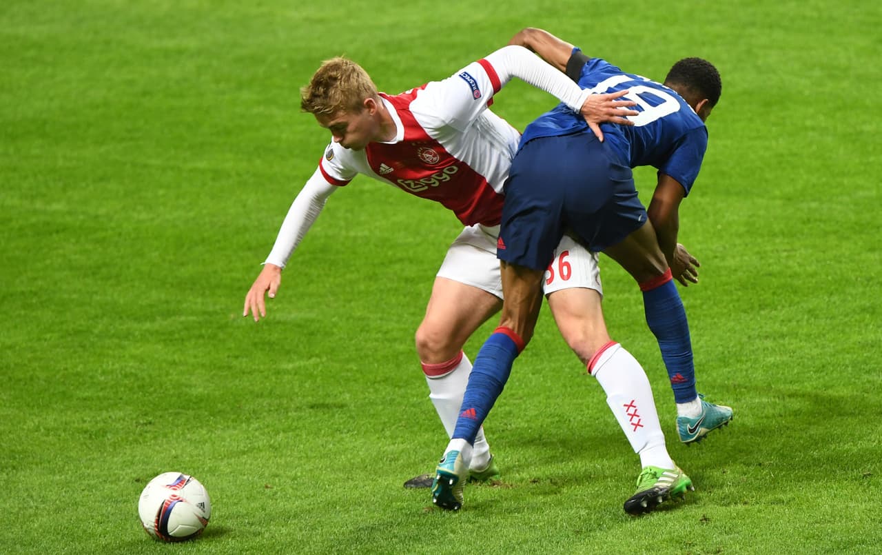 Ajax no supo cómo superar la barrera de Manchester United y reveló la inexperiencia de sus jugadores en esta instancia.