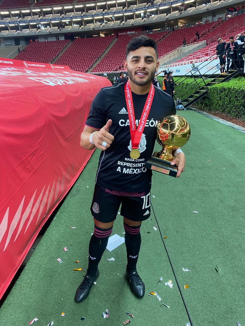 México celebra en el EStadio su Jalisco su tercer título al hilo del Preolímpico masculino, Alexis Vega recibió el Balón de Oro al mejor jugador del troneo y Sebastián Córdova se quedó con la bota de oro luego de quedar como campeón de goleo del certamen.