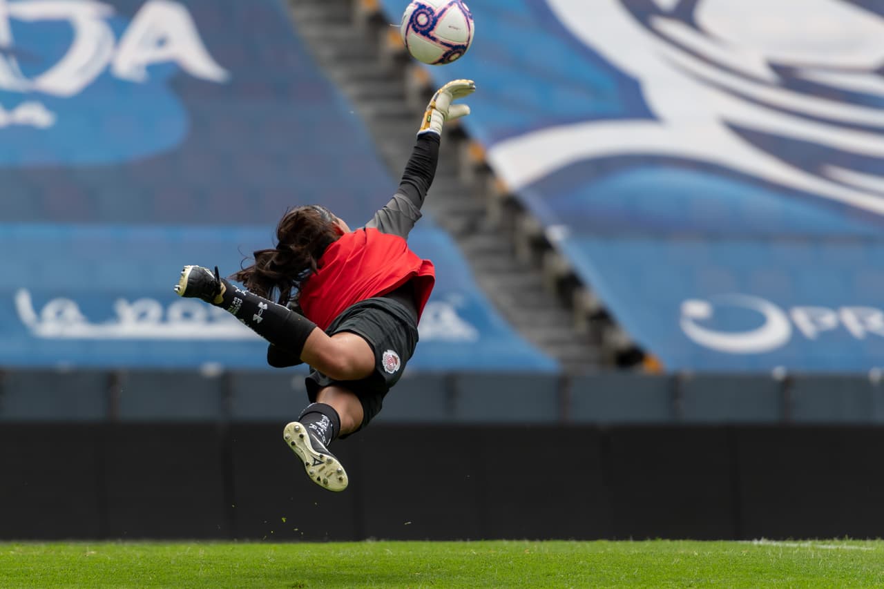 Lozano atajando el balón