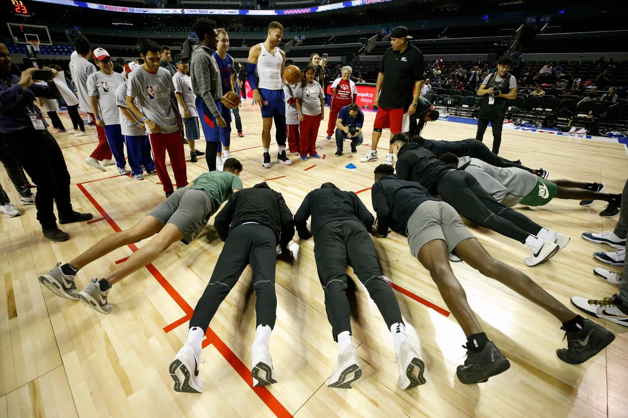 Previo al partido contra los Dallas Mavericks de Luka Doncic, el equipo de Detroit reconoció la duela de la Ciudad de México.