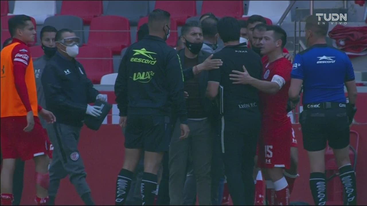 ¡Se calientan las bancas! Toluca y León casi llegan a las manos