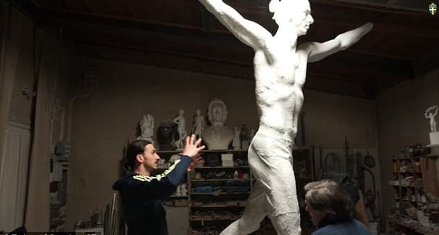 El monumento fue encargado años atrás por la Asociación del Fútbol de Suecia y fue realizado por el escultor Peter Linde.