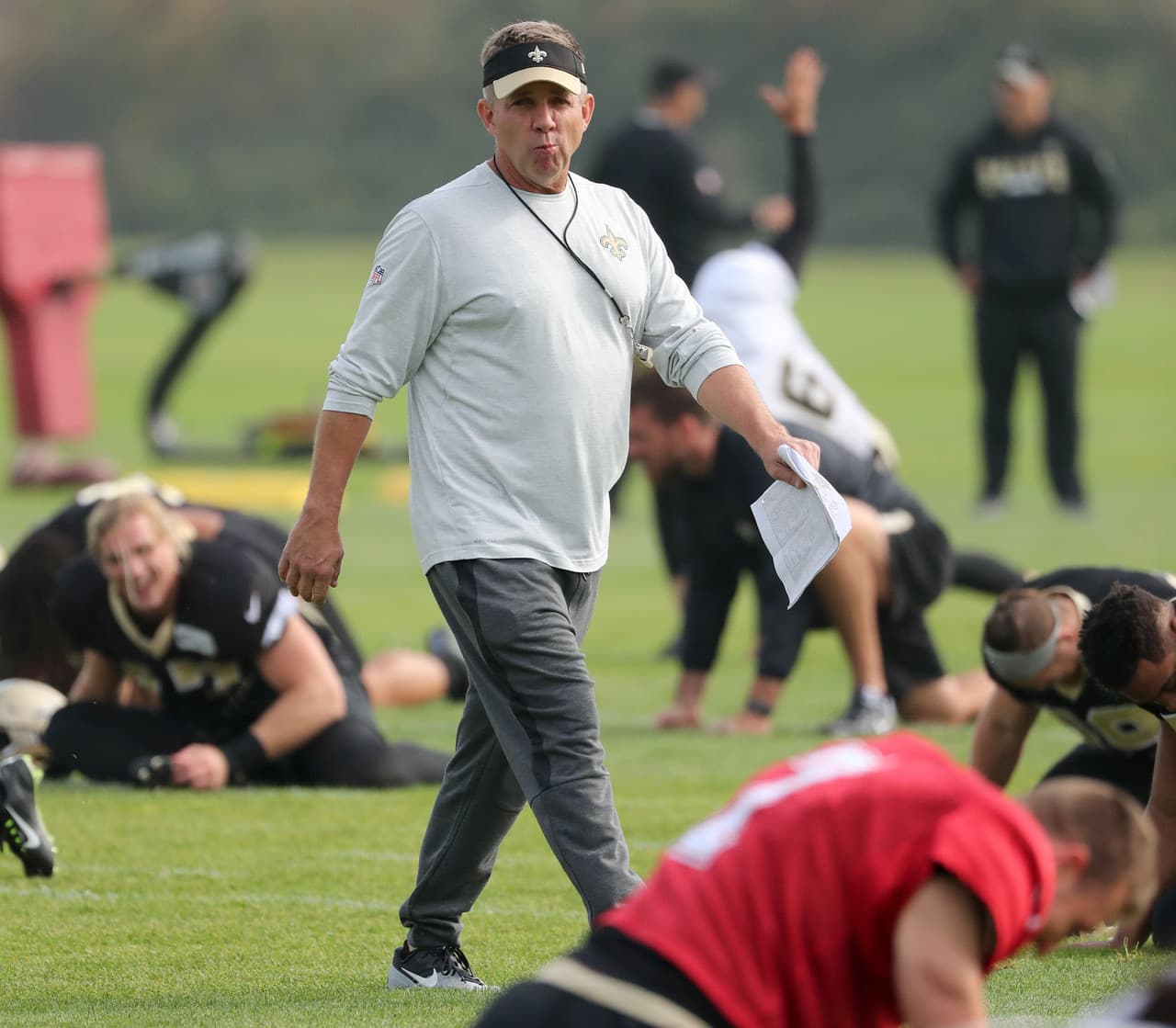 El entrenador en jefe de los New Orleans Saints, Sean Payton, observó a sus jugadores haciendo estiramientos para preparar el duelo con Miami del domingo en Wembley.