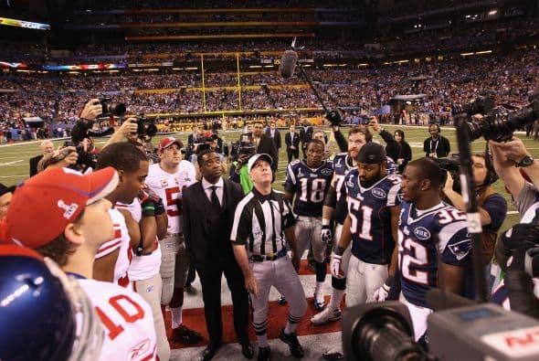 El volado fue ganado por los Patriots, decidieron patear para tener el ovoide al inicio de la segunda mitad.