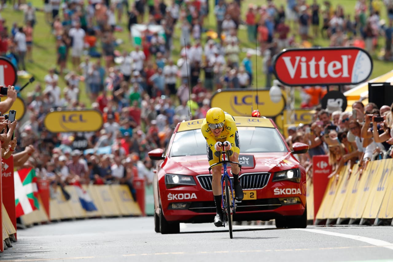 El primero en salir fue, portando el suéter amarillo del líder, el galés Geraint Thomas, quien culminó una carrera por nota, repleta de aciertos y de momentos de fortuna que sonrió de oreja a oreja.