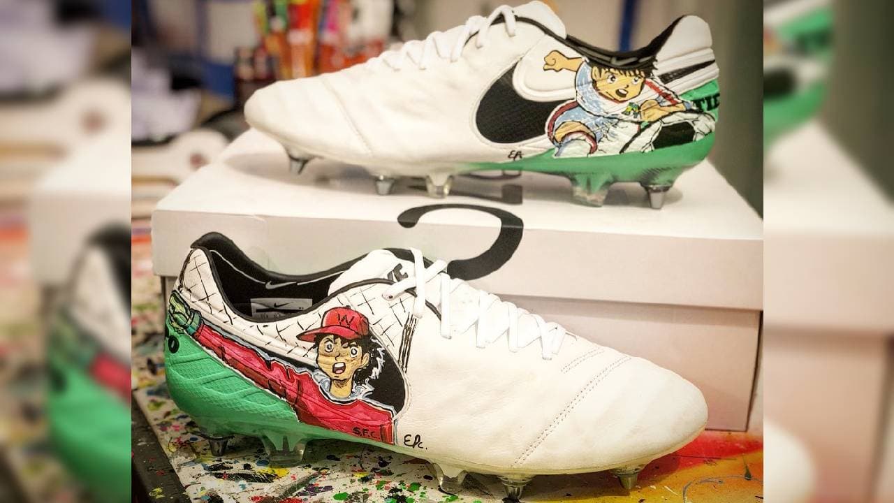 Kike Padilla fue el encargado de diseñar los increíbles tacos para futbolistas como Alan Pulido, Jair Pereira y Nicolás Vikonis. ¿Qué caricatura plasmarías en tus tenis para brillar en el terreno de juego?