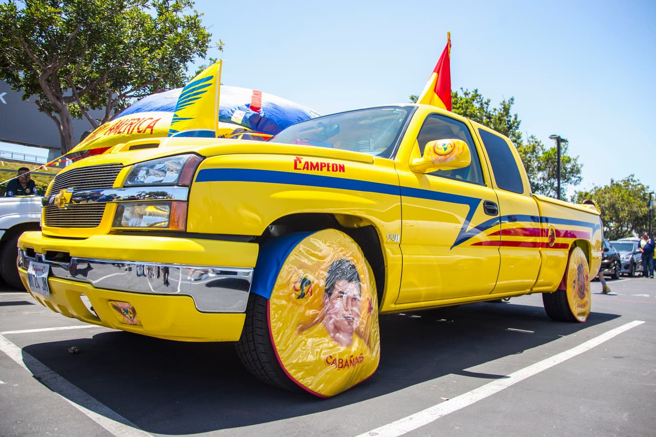 Así se vivió el color previo al partido de Campeón de Campeones de la Liga MX entre los Tigres de la UANL y las Águilas del América en Dignity Healt Sports Park, en Carson, California. Los dos más recientes monarcas del balompié mexicano se veían cara a cara para dirimir un trofeo que sus aficionados querían en las vitrinas de su club.