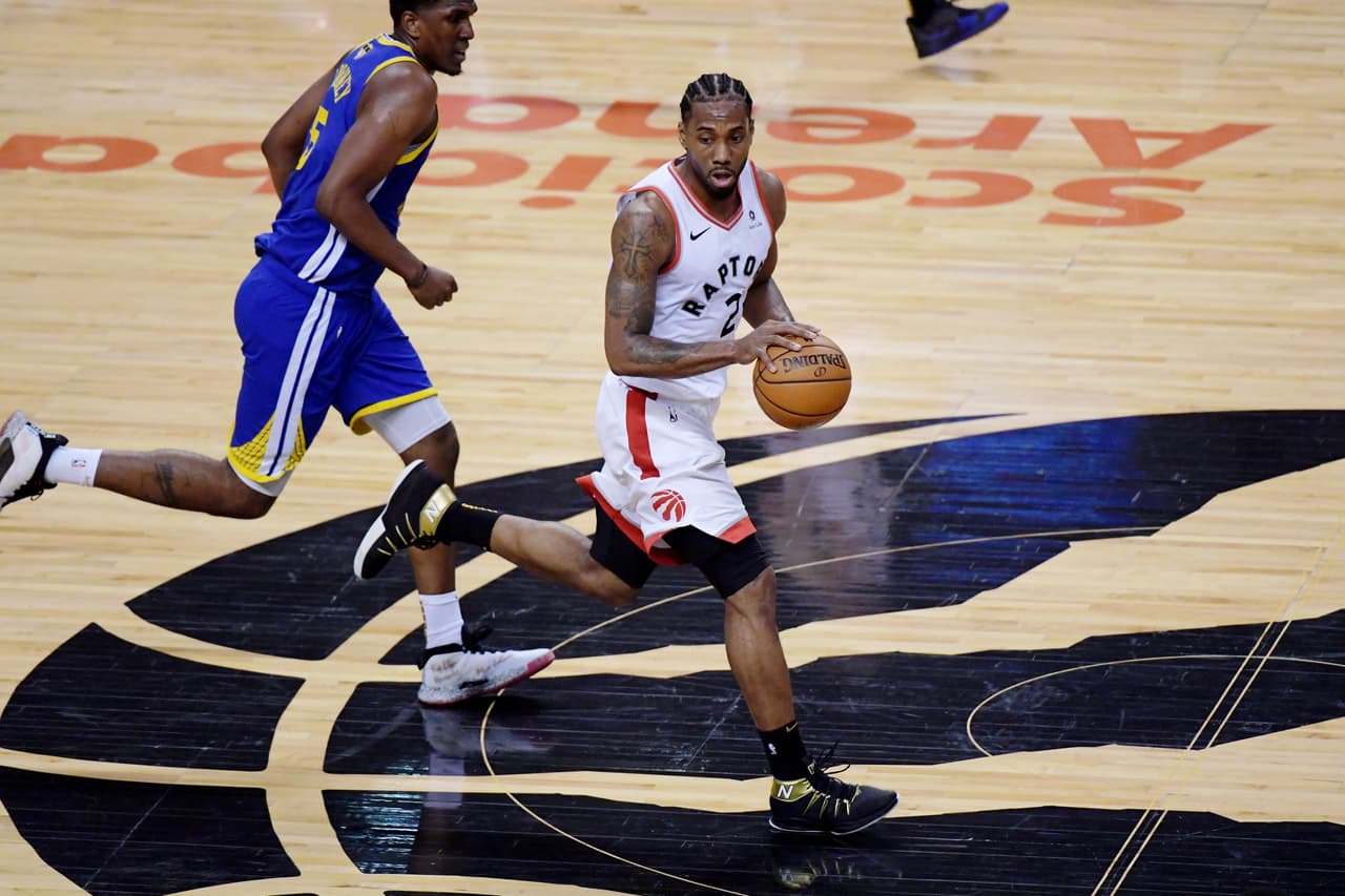 Para Leonard siempre será preocupante no poder aportar más para su equipo aunque la victoria poner por debajo de la alfombra algunas cosas como que en el cuarto periodo solo encestó dos tiros, un par de triples.