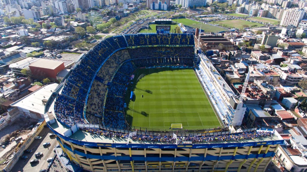El Estadio de La Bombonera aprovechó la tarde primaveral para el Superclásico.