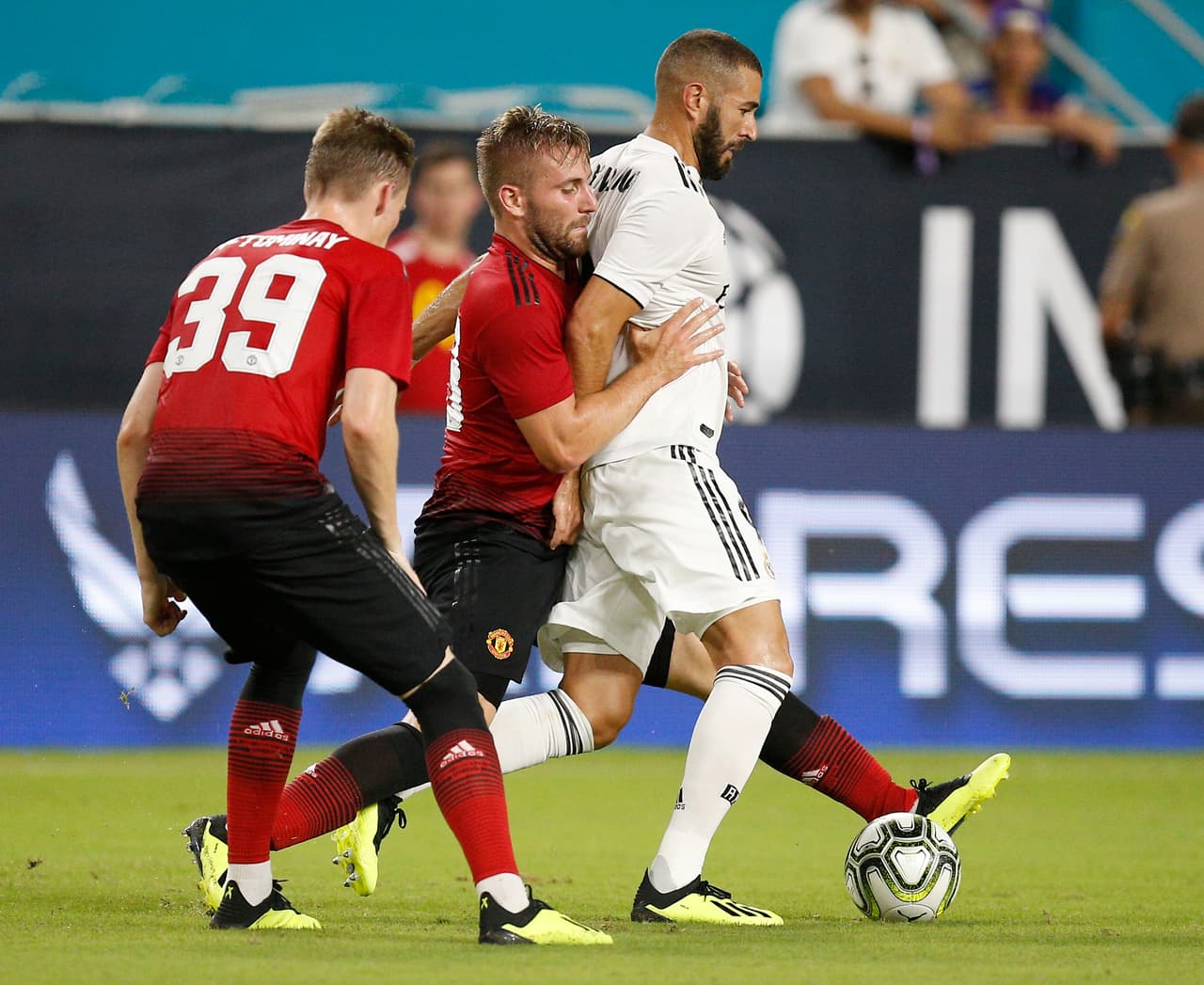 Como para calmar un poco los ánimos, el francés Karim Benzema respondió en nombre del Real Madrid, en el descuento al minuto 45 del primer tiempo.