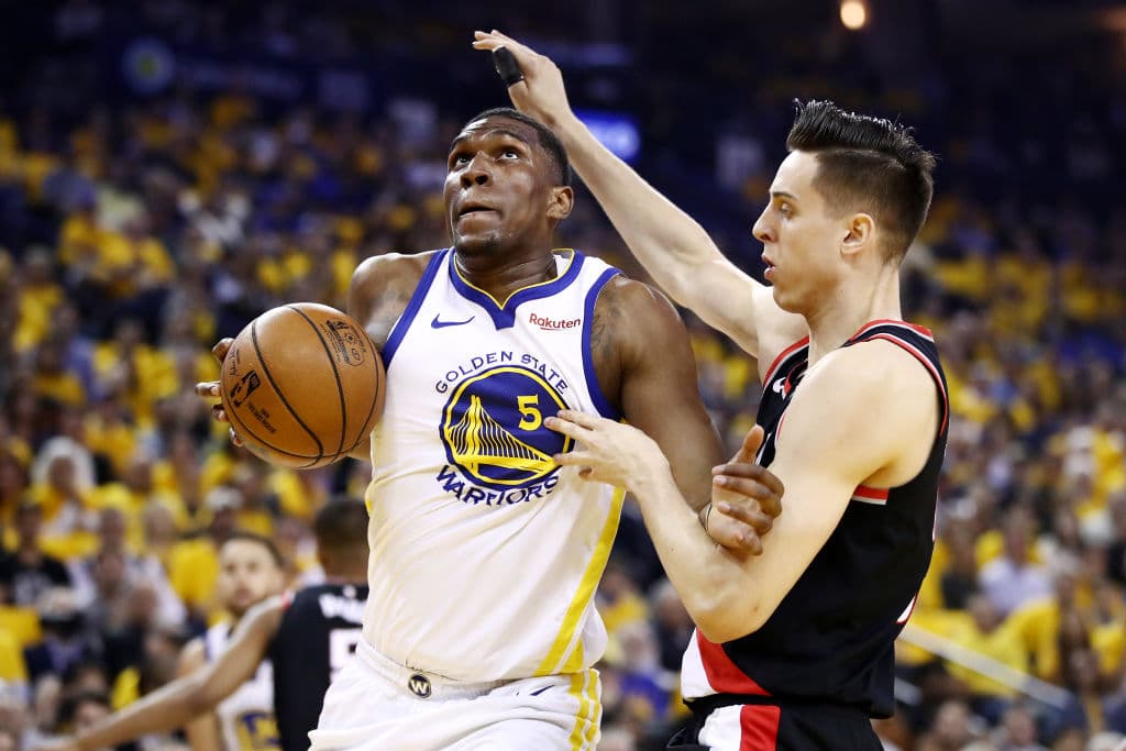 <b>Kevon Looney</b> es quien ha consumido más minutos en la posición de poste para los Golden State Warriors en estos Playoffs y particularmente en la Final del Oeste ante los Portland Trail Blazers, sin embargo, es un centro limitado en el lado ofensivo con sus 6.3 puntos por partido y aunque defensivamente es una presencia, no suele ser un jugador de recorrido lateral rápido.