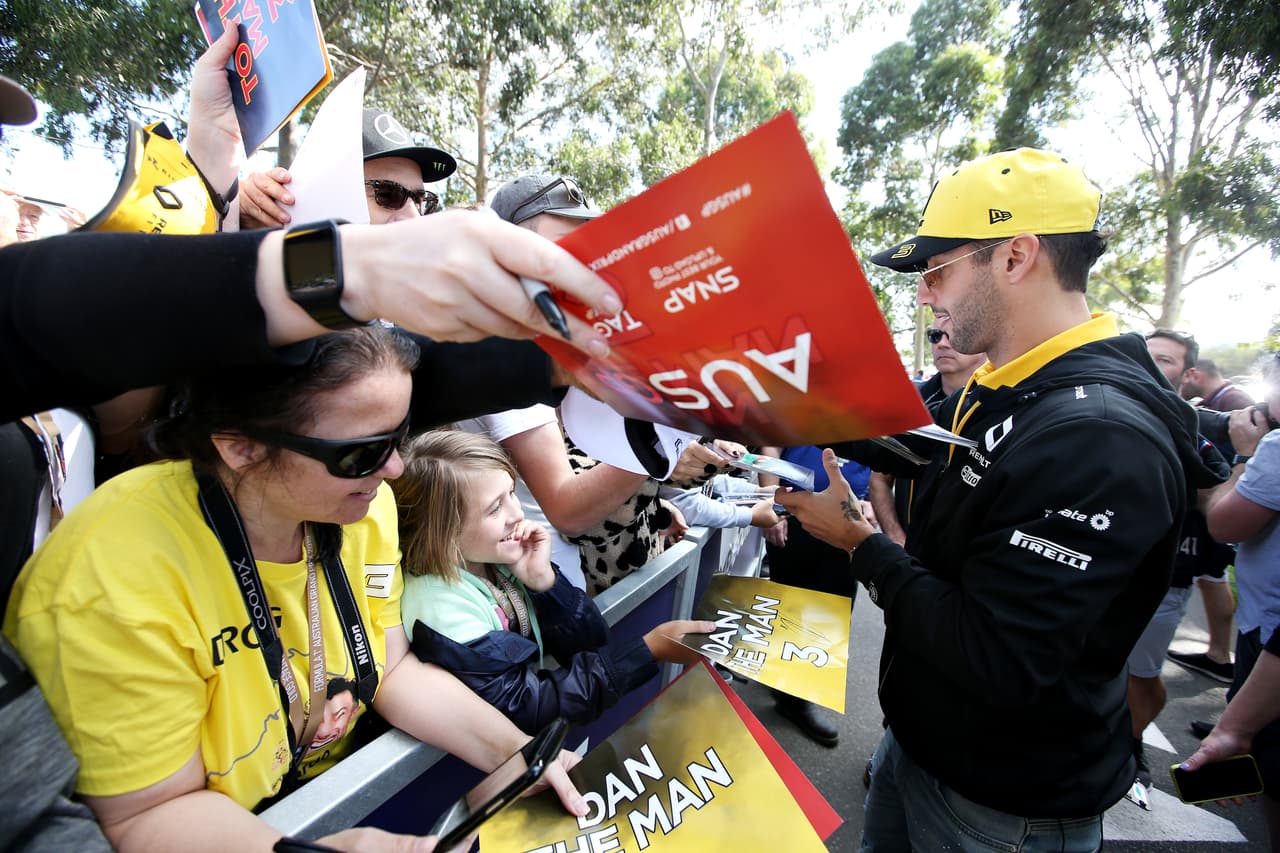 La Fórmula 1 se acerca cada vez más a su línea de partida y por ello la llegada de pilotos, sus momentos con los fanáticos y el ajuste de detalles hacen parte del previo del Gran Premio de Australia en Melbourne.