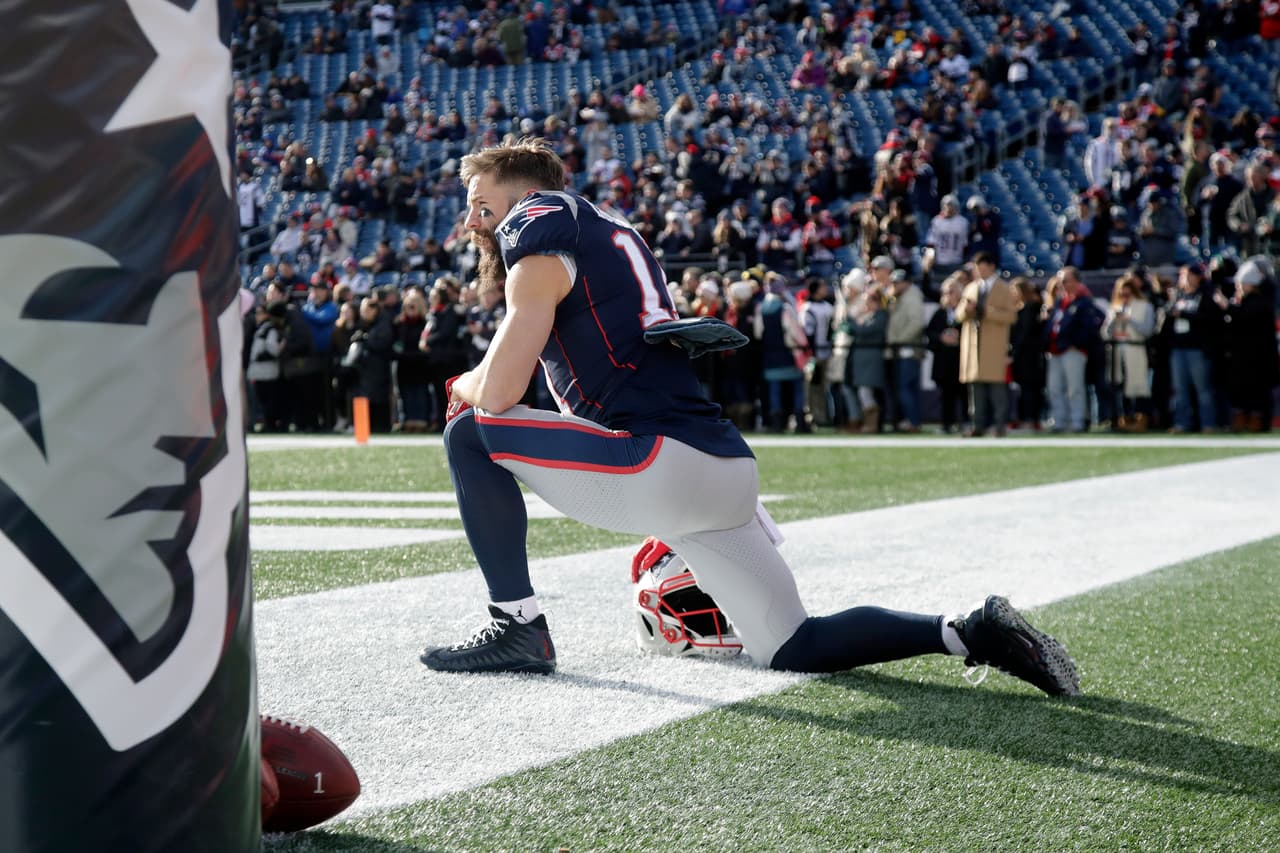 <b>10.-</b>
<b>Fidelidad y amor a los Patriots</b>
<br>- Finalmente, los aficionados de New England no batallarán para encontrar a un referente, pues cuando quieran voltear al campo o a la banca, ahí estará Julian Edelman, siempre fiel e incondicional.
<br>- En diversas ocasiones ha mencionado que nunca se iría de New England, pues tiene un amor incondicional por el equipo que confió en él.