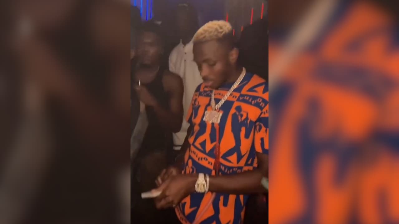 Goleador causa polémica al 'regalar dinero' en festejo de Año Nuevo