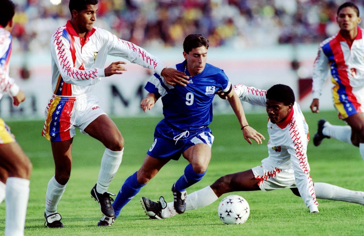 Estados Unidos recibe su primera invitación a una Copa América en 1993 y apenas suma un punto tras empatar 3-3 contra Venezuela. Perdió 1-0 contra uruguay y 2-0 contra Ecuador y quedó de último en el grupo A. En ese momento, cuando comenzó a funcionar el ranking Fifa, ocupaba el puesto 22.