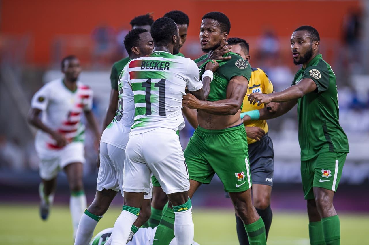 Gleofilo Vlijter y Nigel Hasselbaink se encargan de batir a Kévin Ajax para darle la victoria 2-1 sobre Guadalupe y se despiden con tres puntos en la bolsa.