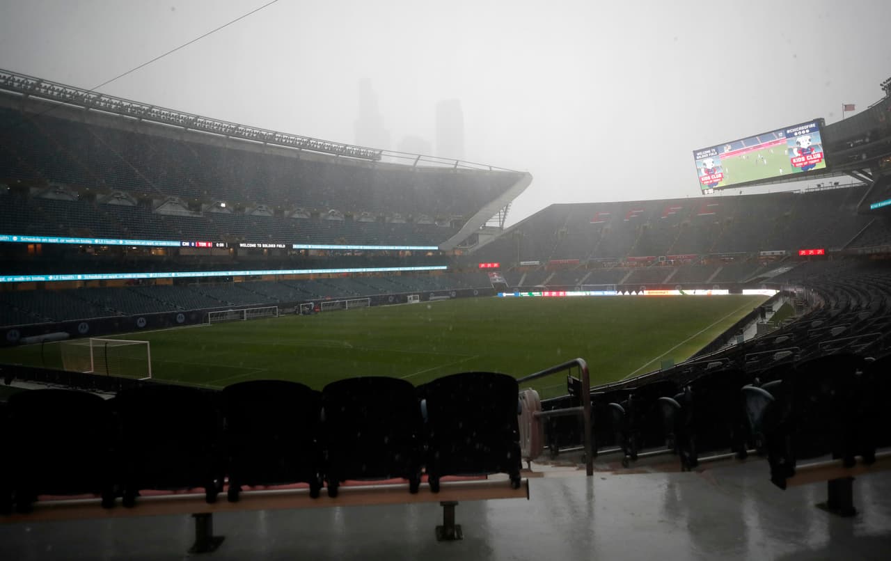 Antes del encuentro cayó un aguacero sobre 'la Ciudad del Viento'.
<br>