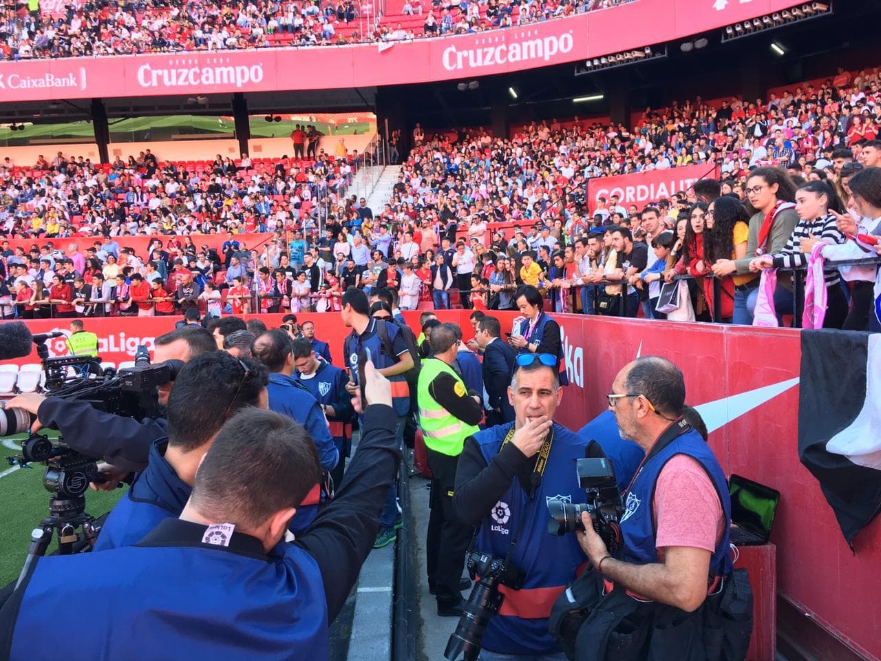 Cientos de aficionados del Sevilla llegaron este viernes al Ramón Sánchez Pizjuán para vivir una sesión de entrenamiento única antes del gran derbi ante el Betis de Andrés Guardado y Diego Lainez. Si es por motivación, los dirigidos por Joaquín Caparrós comenzaron bien el fin de semana.