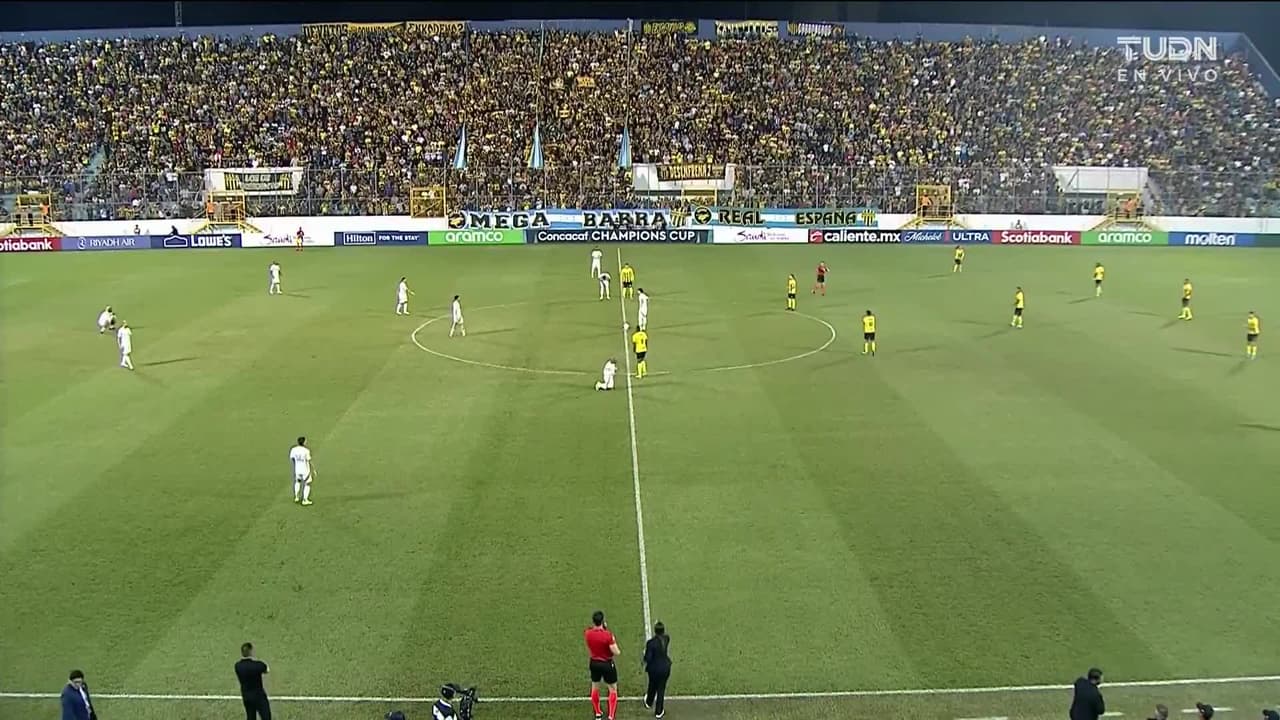 Arranca el partido y la pelota está en juego.