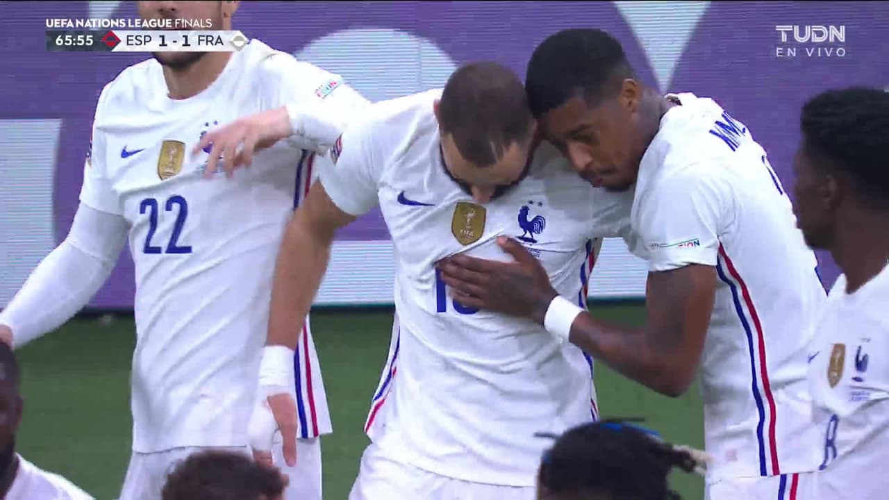 ¡GOL!  anota para Francia. Karim Benzema