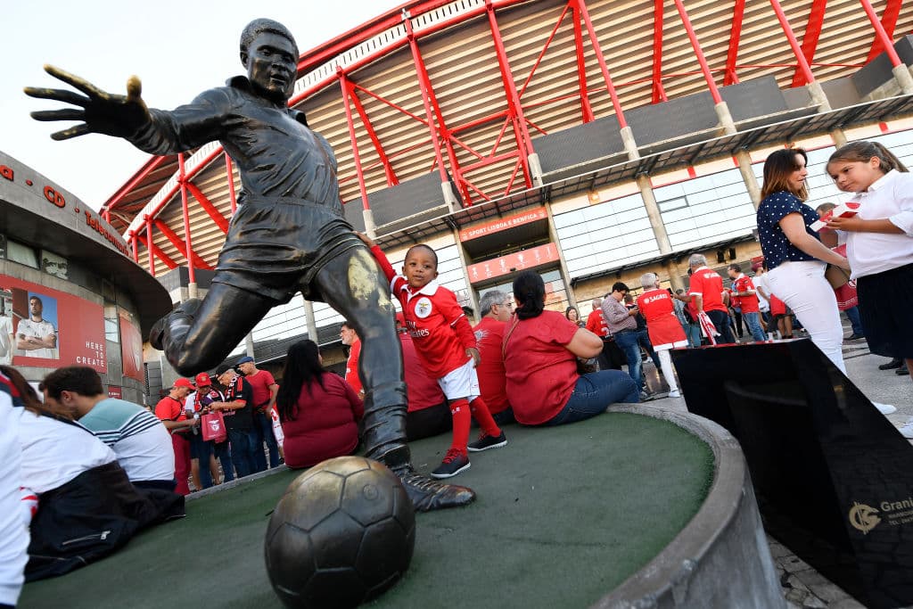 A las afueras del Estadio da Luz hay una estatua que le rinde homenaje a un grande del club: Eusebio. Junto a la efigie de 'La Pantera' un pequeño posando para la foto.