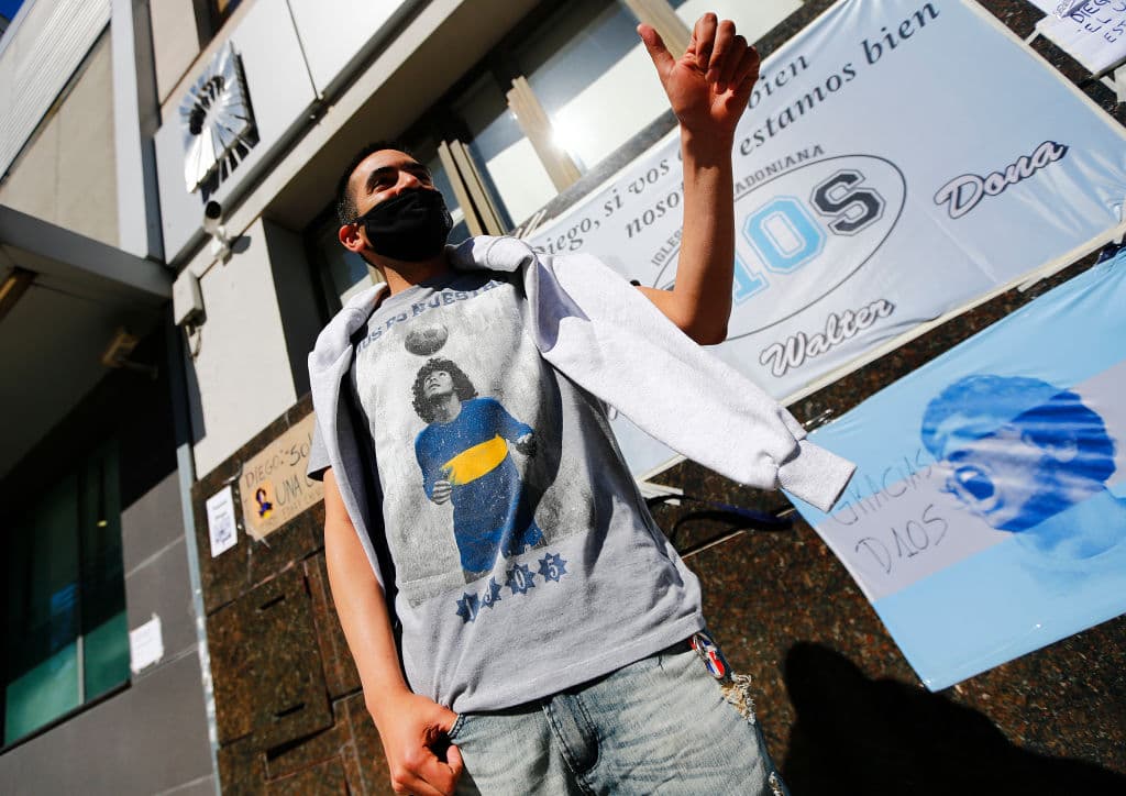 Maradona se recupera tras una exitosa operación de un hematoma en la cabeza. Fuera de la Clínica Olivos, ubicada en Buenos Aires, fanáticos se dieron cita para apoyar a ‘D10s’ en todo momento; el amor que le tienen al astro argentino es ‘infinito’.