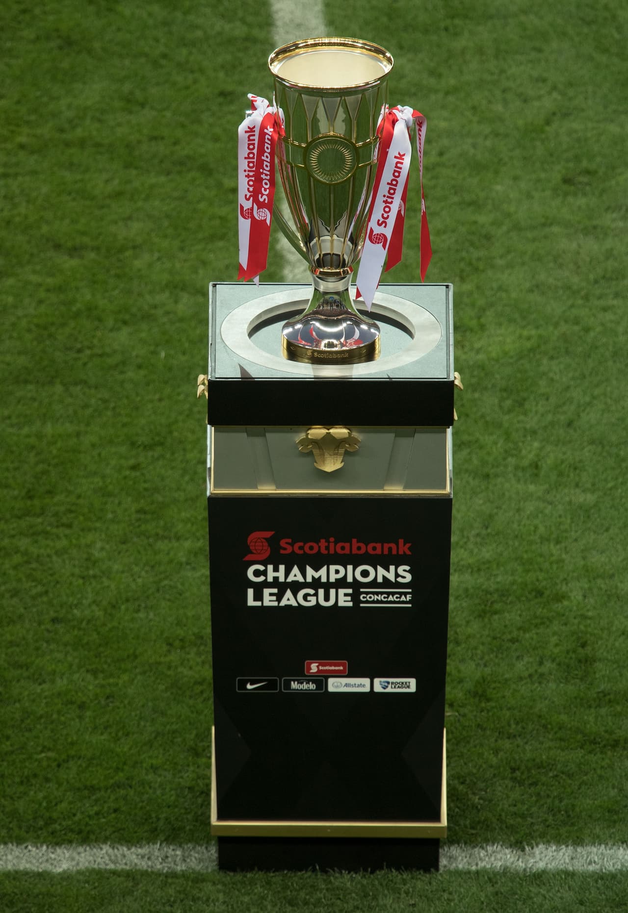 El preciado trofeo de la Concacaf Liga de Campeones fue invitado de lujo para la gran final en el estadio Akron.