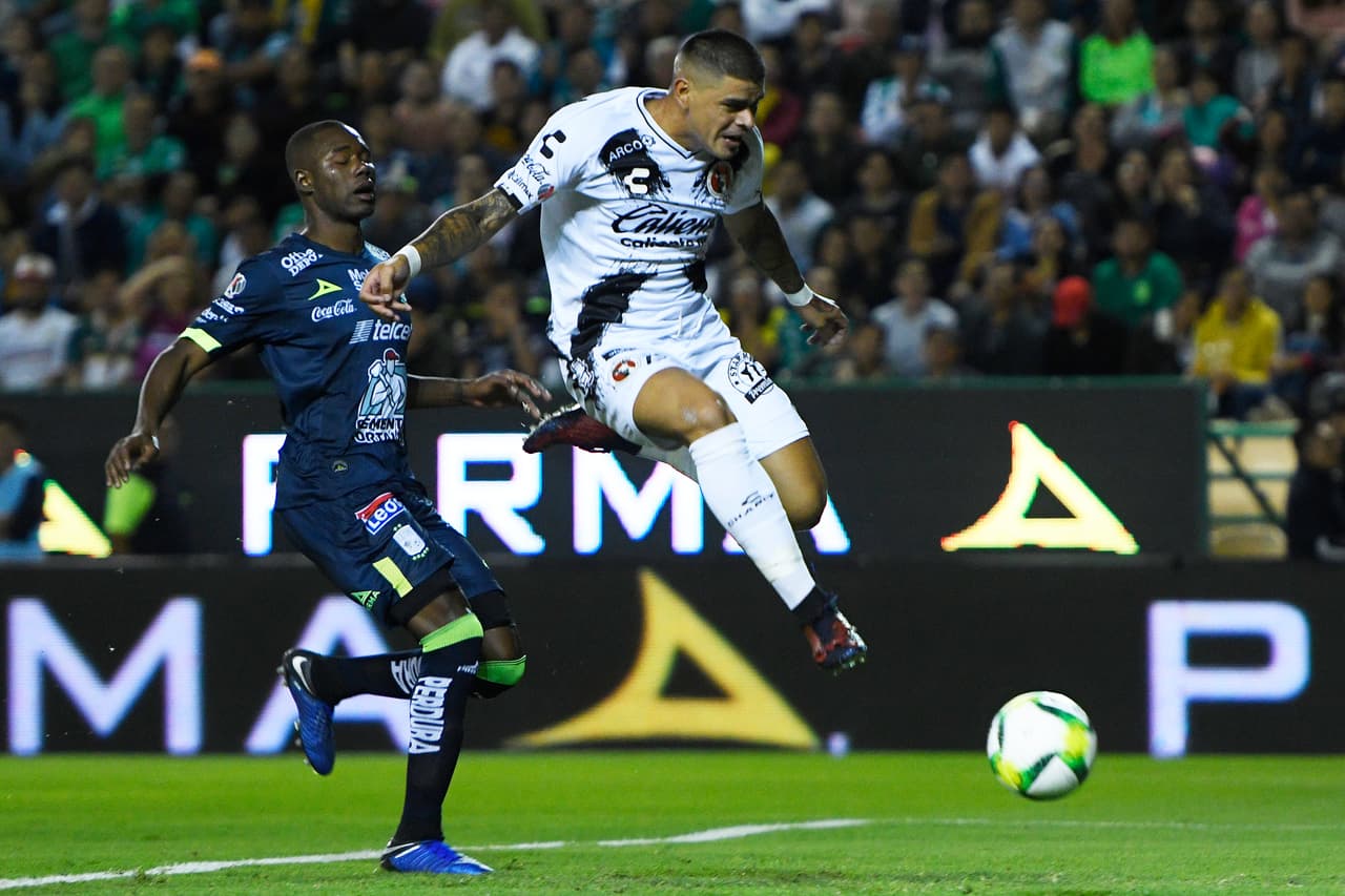 A los 27 minutos de partido, Gustavo Bou definió así en el área de los Esmeraldas, con buena técnica y colocación.