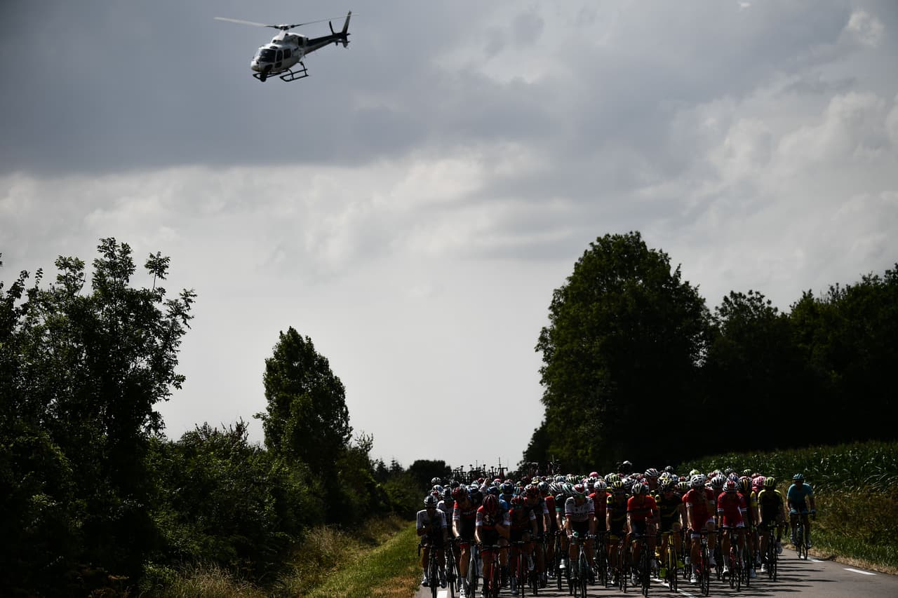 El pelotón se mantuvo unido por un poco más de la mitad de la fracción del día.