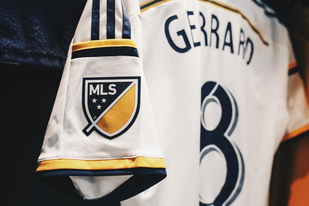 La leyenda del Liverpool portó la camiseta número 8 en el partido.