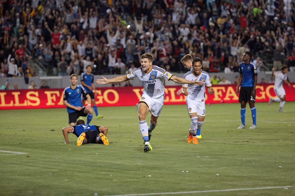 Siete minutos después del descuento de Robbie Keane al minuto 30, Gerrard marcó su primer gol en la MLS con un derechazo al ángulo de la portería de David Bingham.