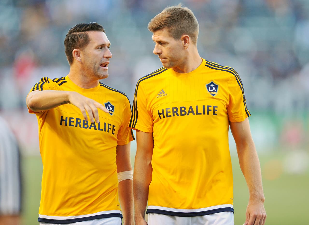 Gerrard dialoga con el capitán del Galaxy y MVP de la MLS en 2014, el goleador inglés Robbie Keane.