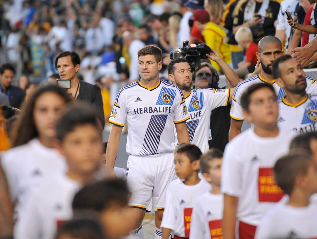 Miles de aficionados abarrotaron el Stub Hub Center para ver el debut de Gerrard.