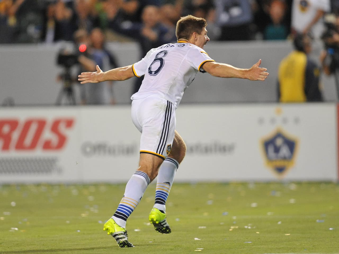 Gerrard lo gritó y celebró con sus compañeros y la afición a todo barbor.