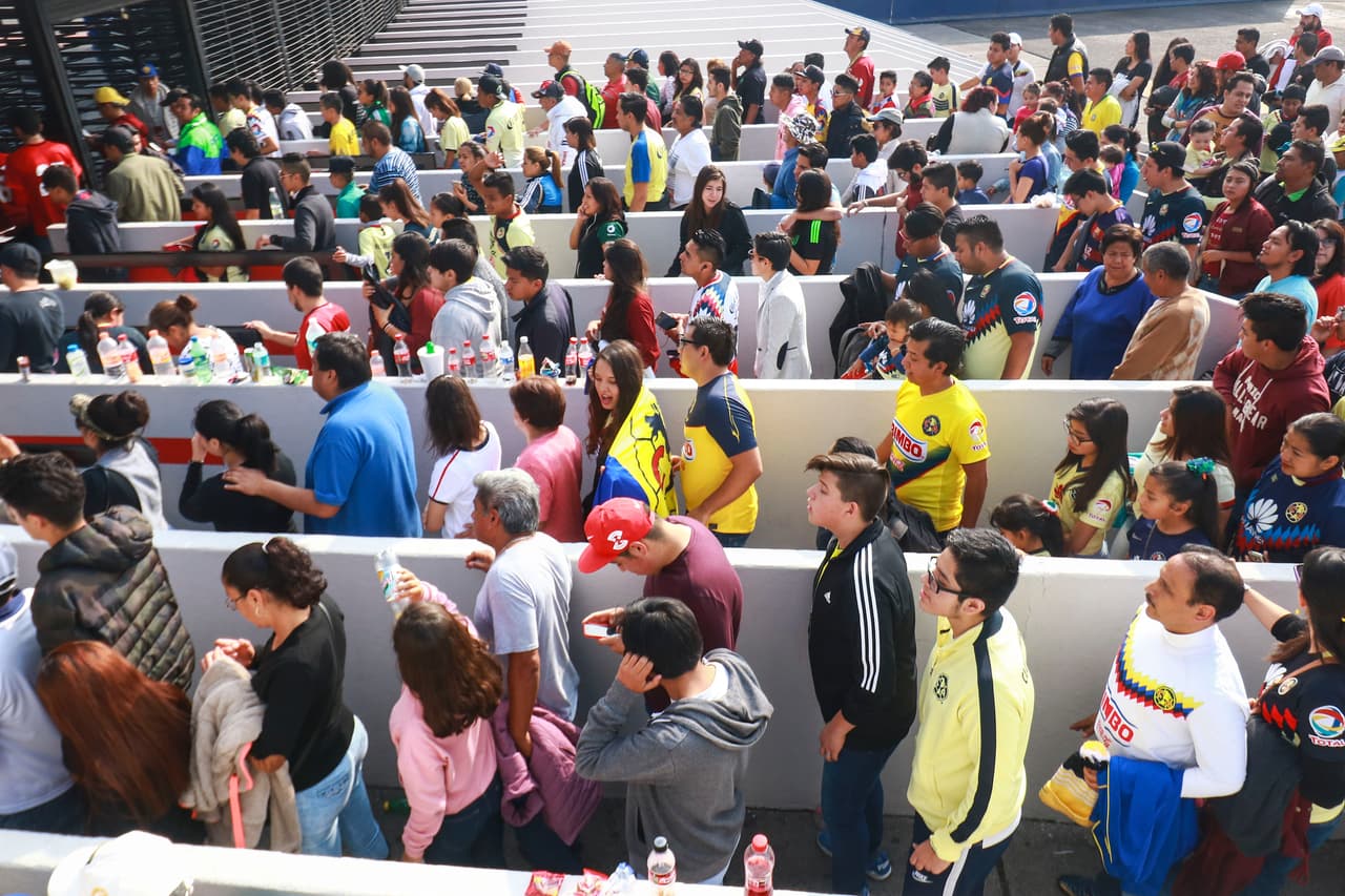 Largas filas de alegres aficionados para ingresar a las gradas del Coloso de Santa Úrsula y atestiguar la Final de la Liga MX Femenil.