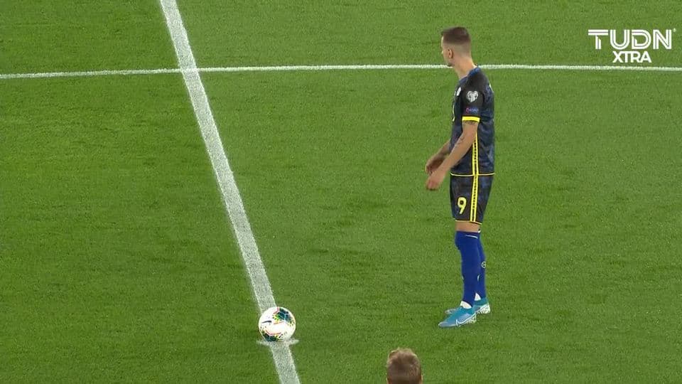 Arranca el partido y la pelota está en juego.