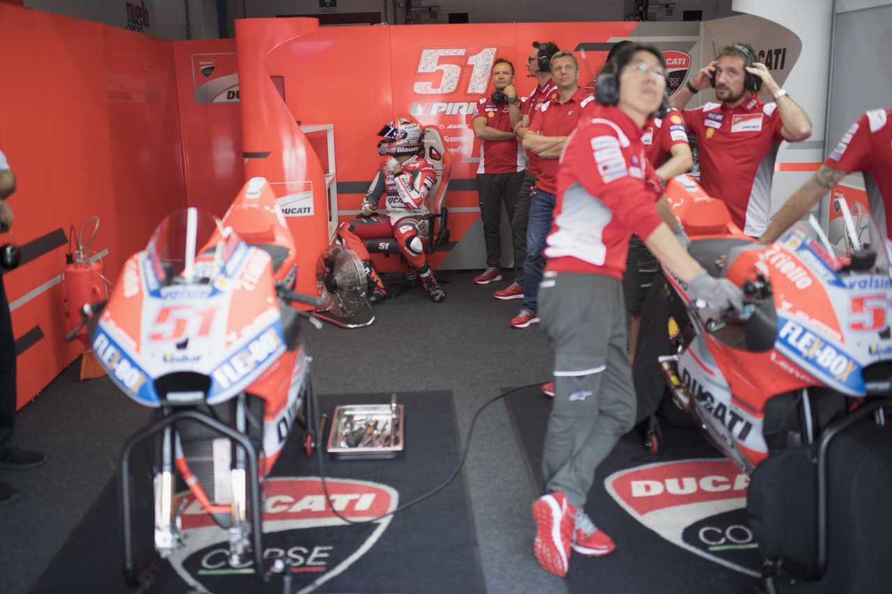 Pirro hace parte del equipo Ducati Desmosedici GP18 en el Mundial de Motociclismo de Moto GP.