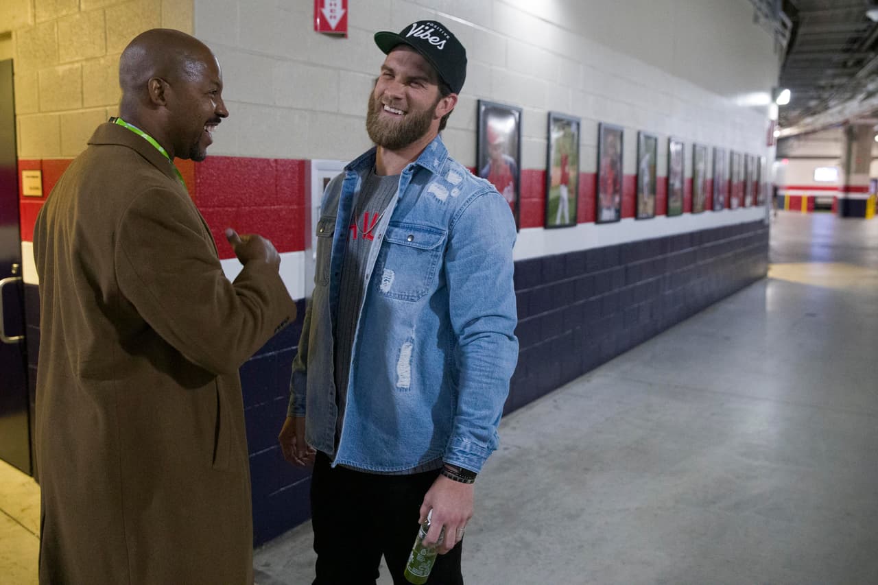 Una visita cargada de emovciones para Harper. Aquí conversa en uno de los pasillos de Nationals Park con el comentarista Bo Porter de la cadena oficial de los Nats, la MASN, quien también llegó a dirigir a los Houston Astros antes.