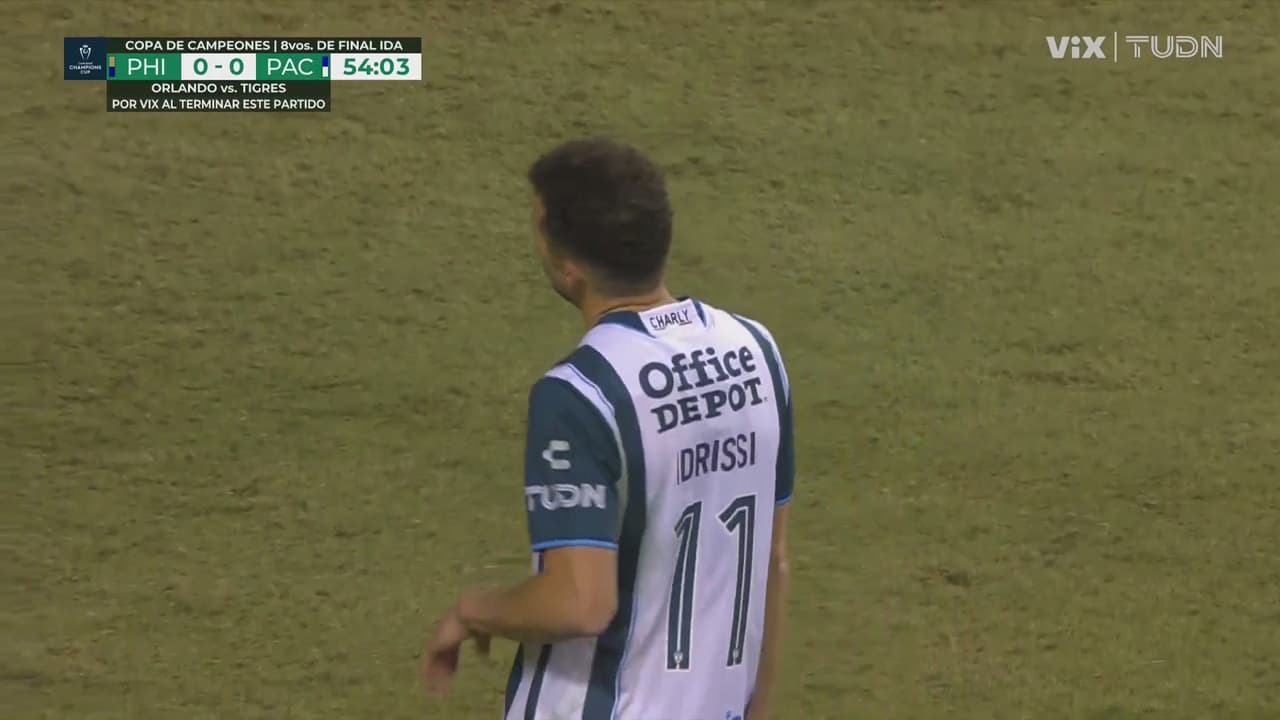 Zapatazo de Idrissi que se queda a centímetros de entrar pegado al poste