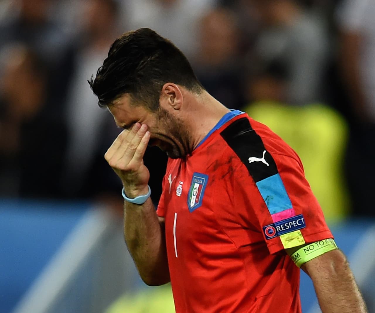 Aunque Buffon tenía como meta llegar a Rusia 2018 con la 'Azzurra', el día de la eliminación no pudo evitar las lágrimas ya que se le fue su última oportunidad de conquistar a Europa con su país.