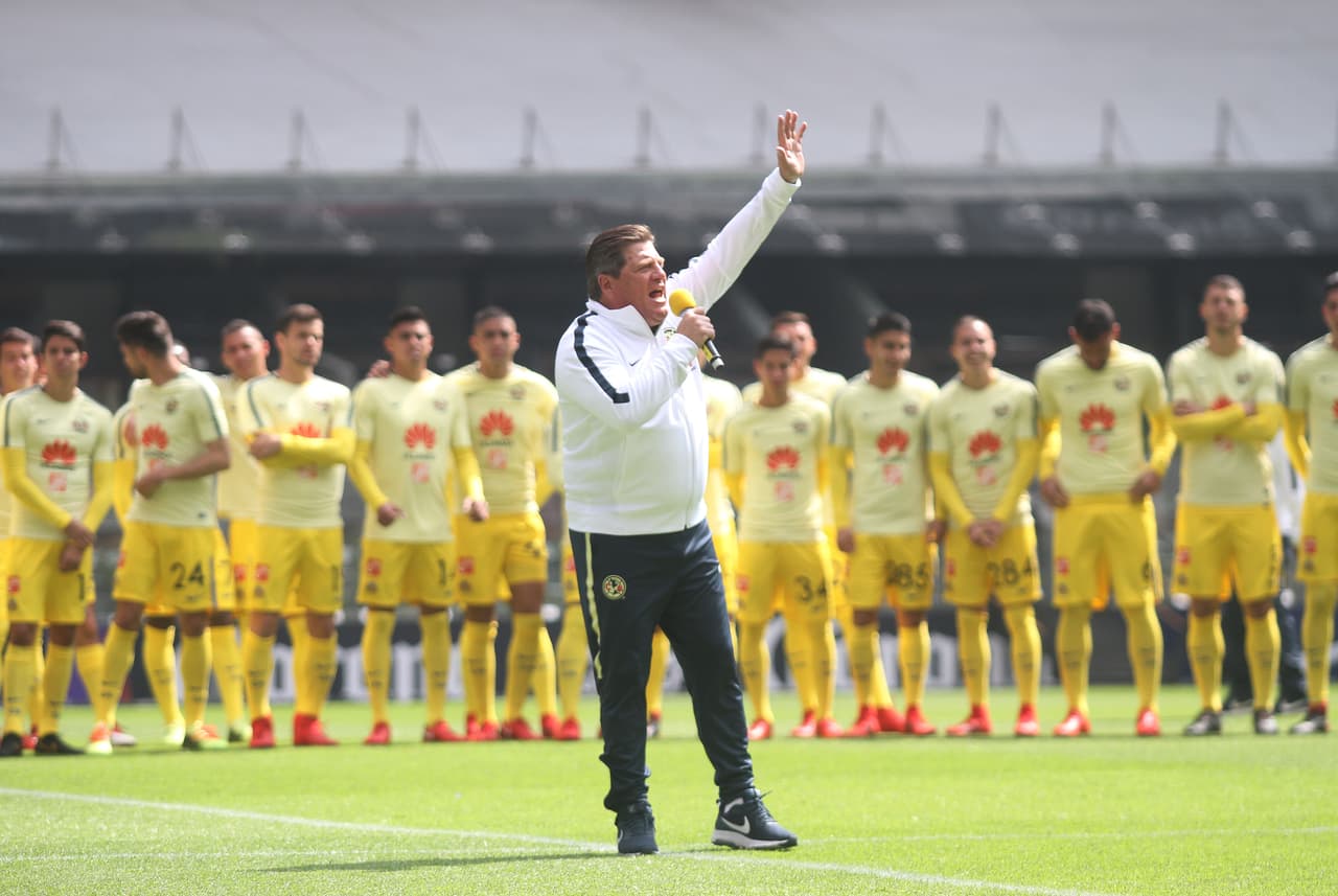 Las Águilas, tanto el equipo varonil y femenil, convivieron con los aficionados y se tomaron la foto oficial con ellos en el Estadio Azteca.