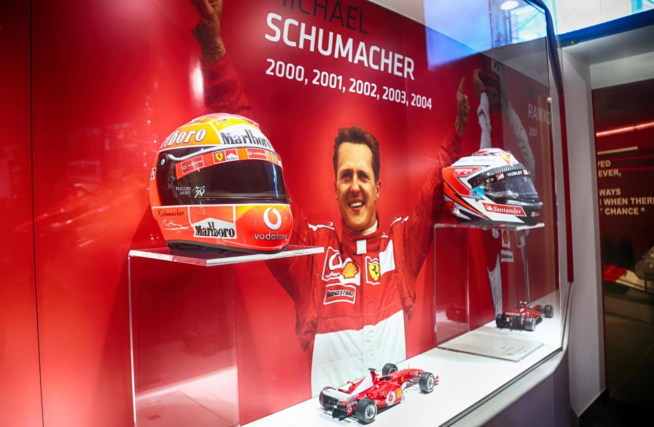 Schumacher se coronó campeón mundial cinco veces seguidas entre 2000 y 2004, mientras que Ferrarí logró el título de constructores seis veces seguidas, entre 1999 y 2004.