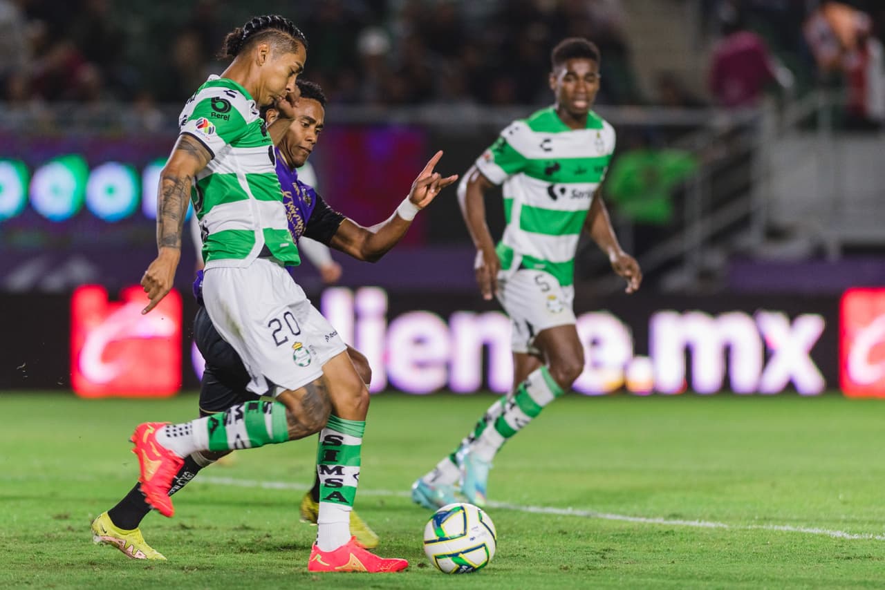 Con un gol tardío de cabeza autoría de Harold Preciado, Santos Laguna doblegó a Mazatlán en el inicio de la Jornada 3 del Clausura 2023. Santos abrió el marcador al 36’ vía Juan Brunetta, pero Ariel Nahuelpán empataría en el segundo tiempo. Sin embargo, Harold Preciado marcó el tanto definitivo a 10 minutos del final.