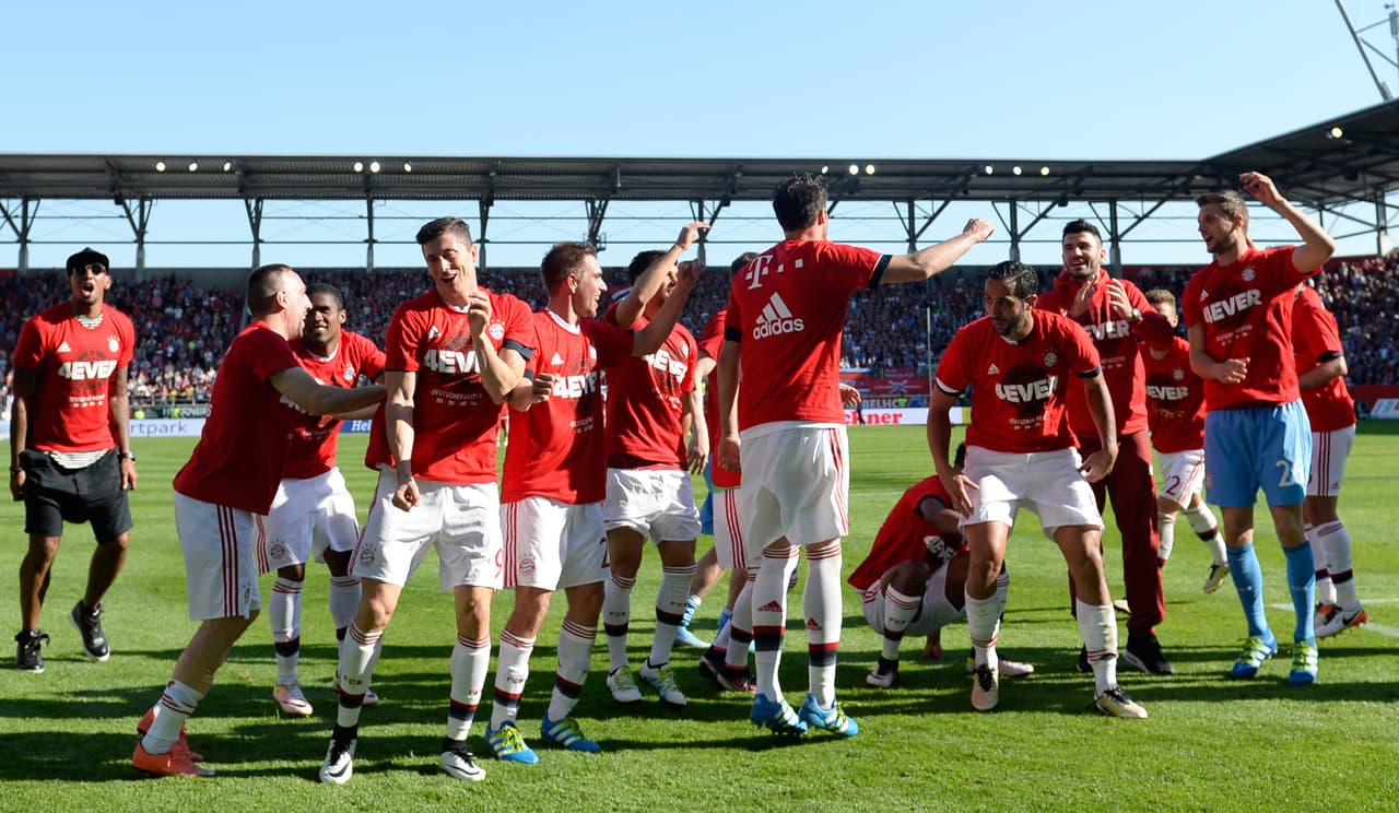 Los jugadores del Bayern celebraron su cuarto título en fila en Alemania.