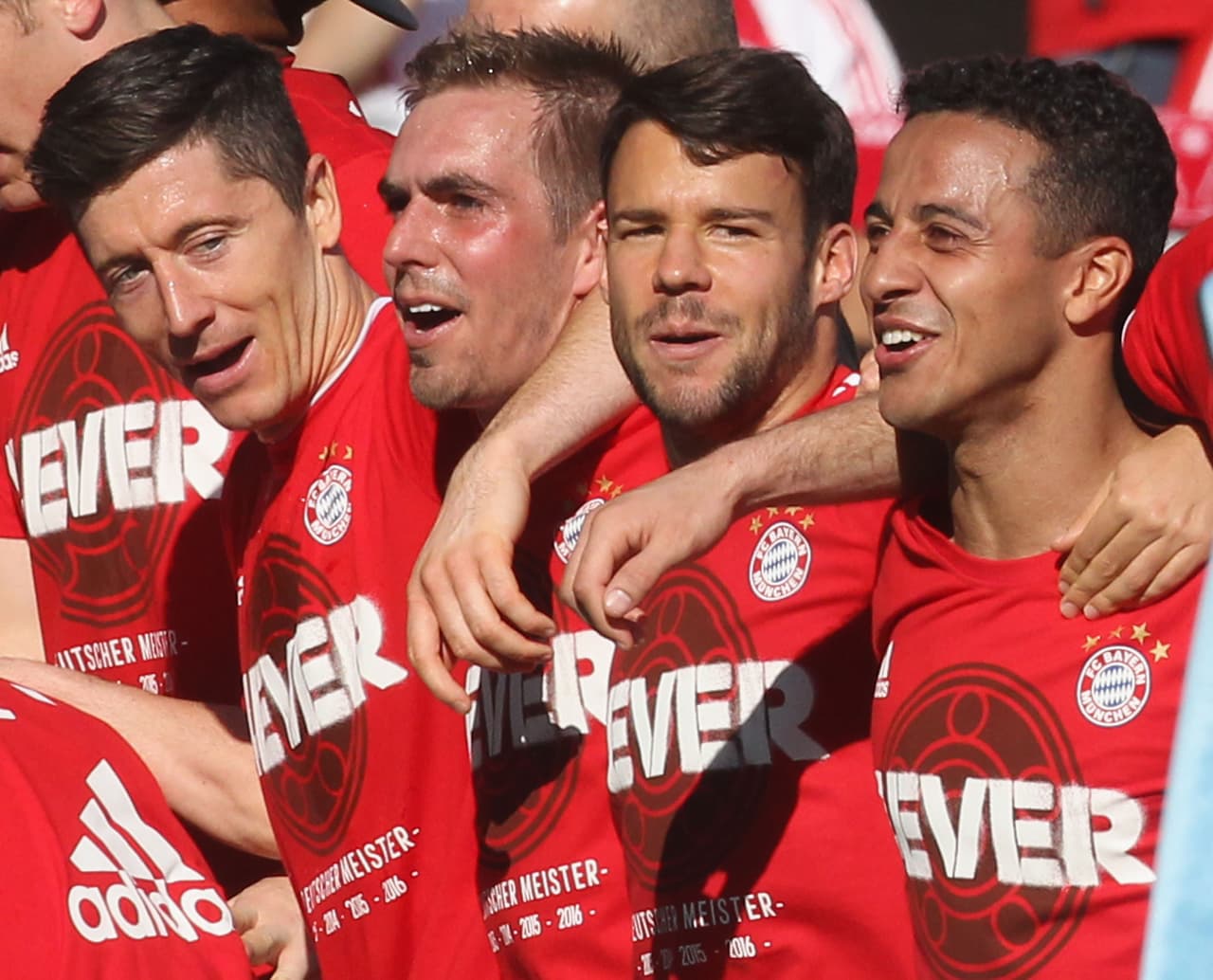 Los jugadores del Bayern celebraron su cuarto título en fila en Alemania.