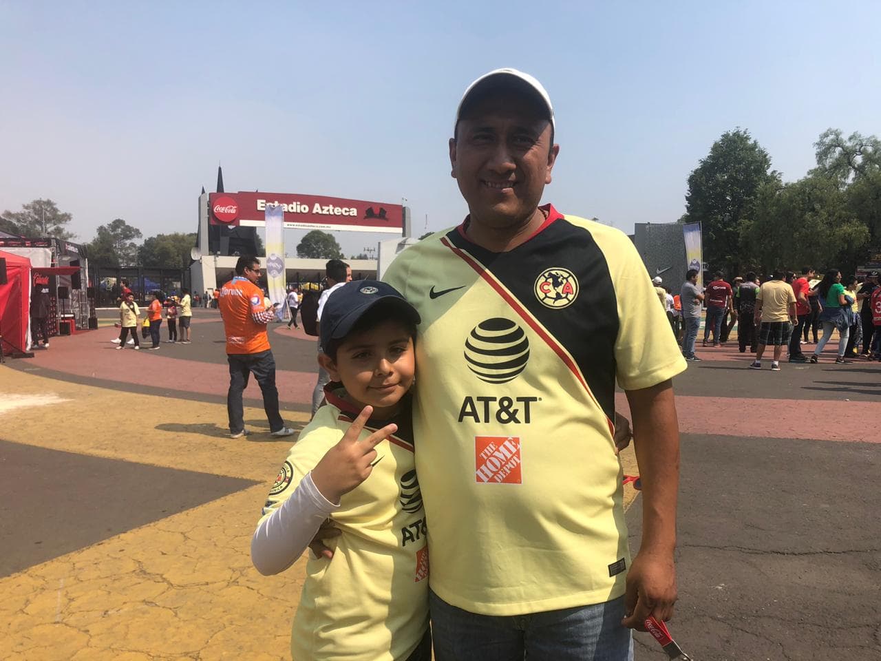 Los fanáticos se preparan para vivir el Clásico Joven entre América y Cruz Azul en el Estadio Azteca por la Jornada 14 del 
<a href="https://www.univision.com/deportes/futbol/liga-mx/*">Clausura 2019</a>.