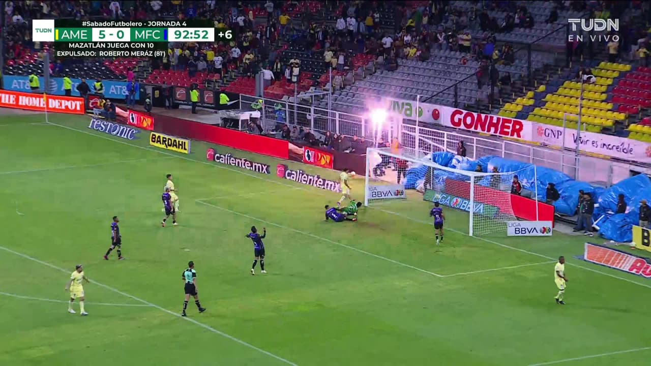 ¡GOOOL! Henry Martín anota para América.