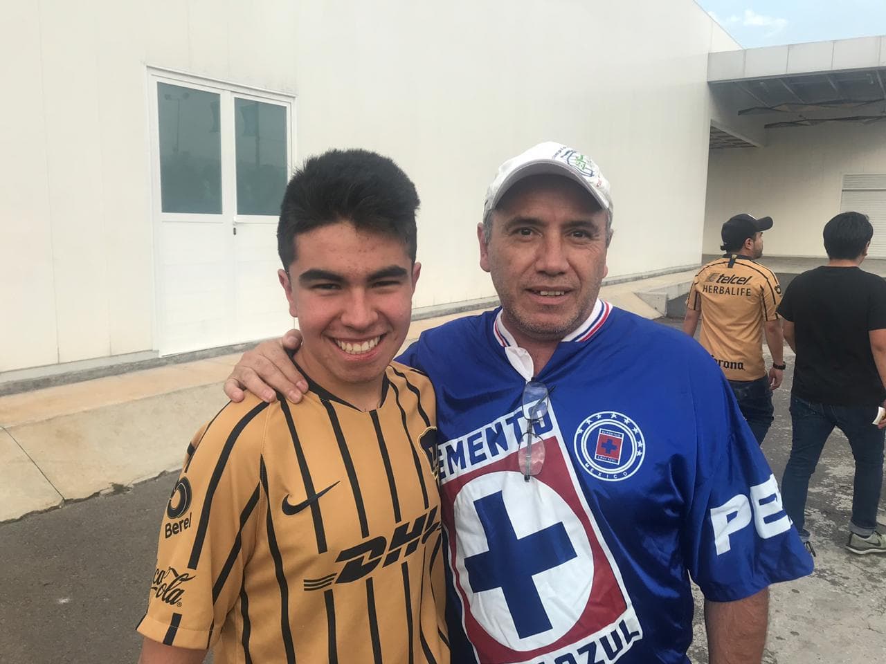 Los fanáticos de Cruz Azul y Pumas listos para el juego en el Estadio Azteca por la Jornada 15 del 
<a href="https://www.univision.com/deportes/futbol/liga-mx/*">Clausura 2019</a>.