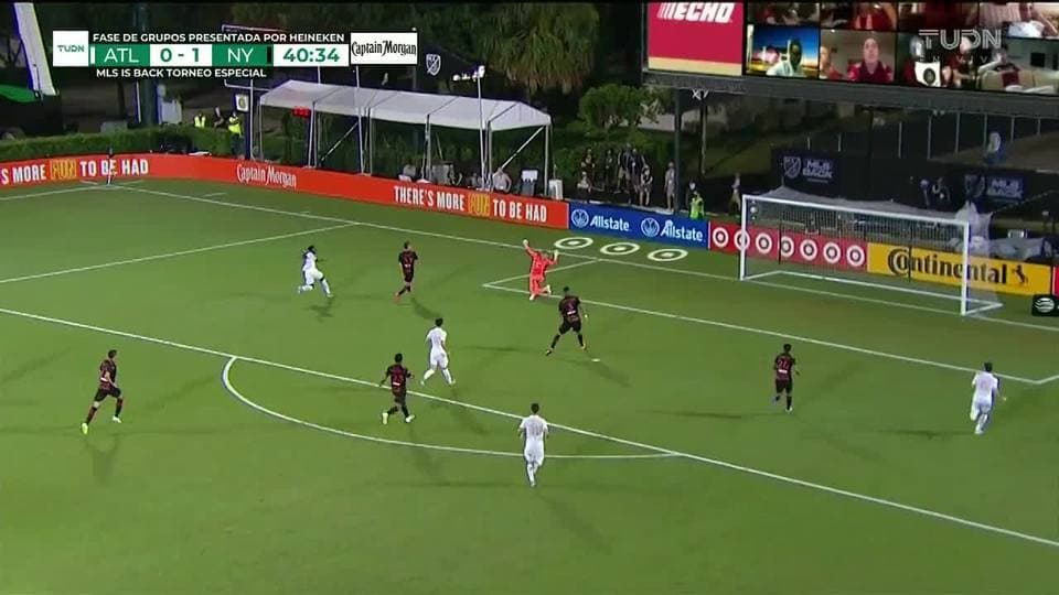 ¡CERCA!. George Bello disparó que se estrella en el poste.