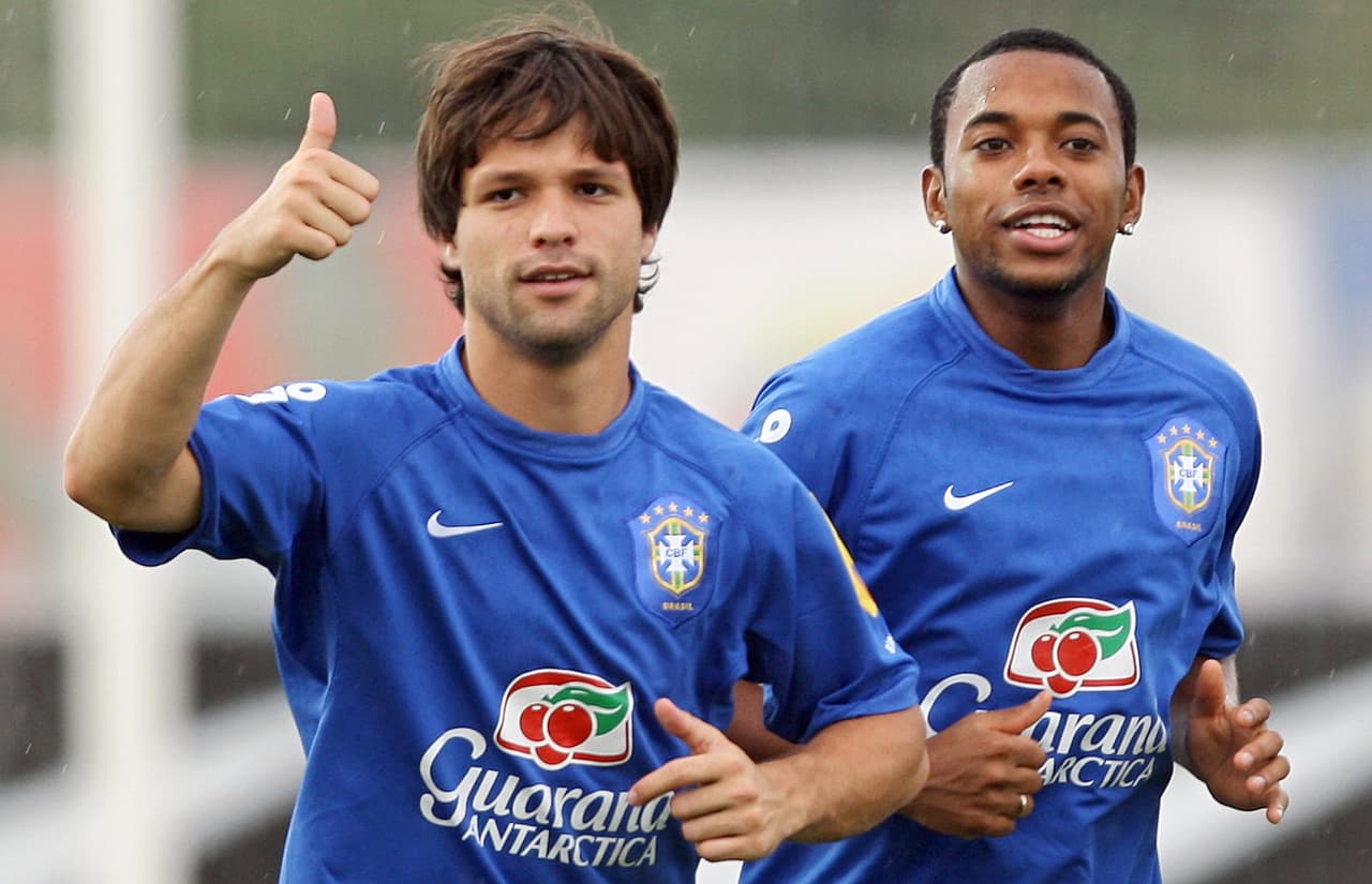 Puerto La Cruz, VENEZUELA: Diego (L) and Robinho, of the Brazilian national football team, make exercises during a Copa America training session in Puerto La Cruz, Venezuela, on July 05, 2007. AFP PHOTO/VANDERLEI ALMEIDA (Photo credit should read VANDERLEI ALMEIDA/AFP/Getty Images)